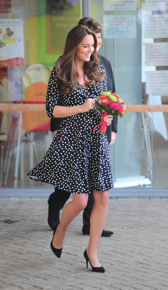 Kate Middleton le 18 mars 2015 parfaite dasn sa robe signée Asos dont elle a provoqué les ruptures de stock