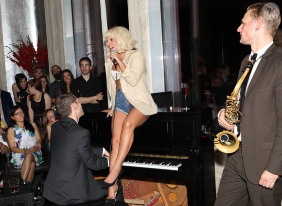 Lady Gaga chante au SixtyFive à New York, le 23 juin 2015.