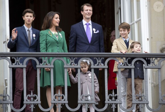 Le prince Joachim de Danemark avec son épouse la princesse Marie et ses enfants Nikolai, Felix, Henrik et Athena le 16 avril 2015 au balcon du palais Amalienborg à Copenhague pour le 75e anniversaire de la reine Margrethe II.