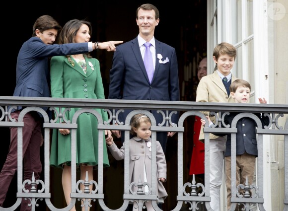 Le prince Joachim de Danemark avec son épouse la princesse Marie et ses enfants Nikolai, Felix, Henrik et Athena le 16 avril 2015 au balcon du palais Amalienborg à Copenhague pour le 75e anniversaire de la reine Margrethe II.