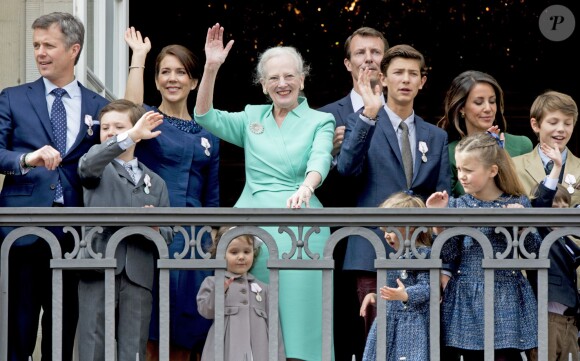 La famille royale de Danemark le 16 avril 2015 au balcon du palais Amalienborg à Copenhague pour le 75e anniversaire de la reine Margrethe II.