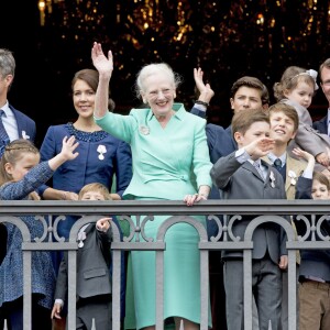 La famille royale de Danemark le 16 avril 2015 au balcon du palais Amalienborg à Copenhague pour le 75e anniversaire de la reine Margrethe II.