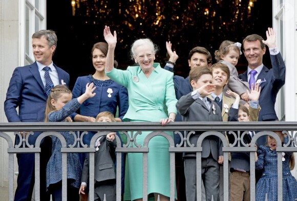 La famille royale de Danemark le 16 avril 2015 au balcon du palais Amalienborg à Copenhague pour le 75e anniversaire de la reine Margrethe II.