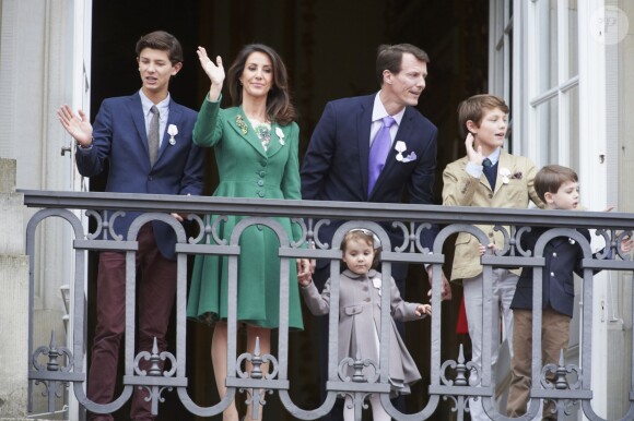 Le prince Joachim de Danemark avec son épouse la princesse Marie et ses enfants Nikolai, Felix, Henrik et Athena le 16 avril 2015 au balcon du palais Amalienborg à Copenhague pour le 75e anniversaire de la reine Margrethe II.