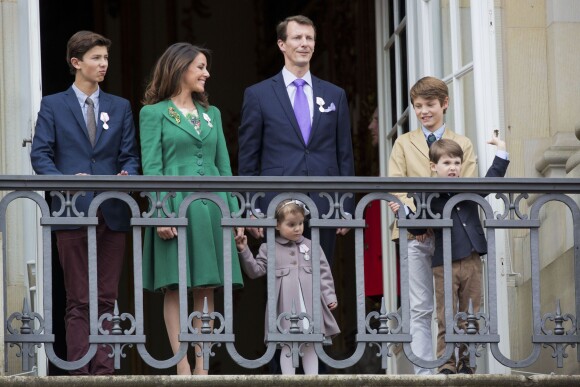 Le prince Joachim de Danemark avec son épouse la princesse Marie et ses enfants Nikolai, Felix, Henrik et Athena le 16 avril 2015 au balcon du palais Amalienborg à Copenhague pour le 75e anniversaire de la reine Margrethe II.