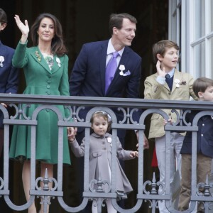 Le prince Joachim de Danemark avec son épouse la princesse Marie et ses enfants Nikolai, Felix, Henrik et Athena le 16 avril 2015 au balcon du palais Amalienborg à Copenhague pour le 75e anniversaire de la reine Margrethe II.