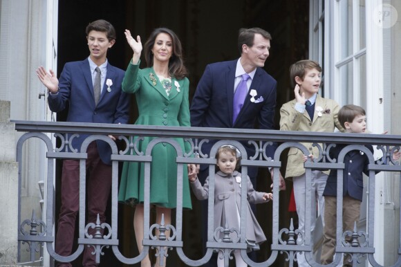 Le prince Joachim de Danemark avec son épouse la princesse Marie et ses enfants Nikolai, Felix, Henrik et Athena le 16 avril 2015 au balcon du palais Amalienborg à Copenhague pour le 75e anniversaire de la reine Margrethe II.