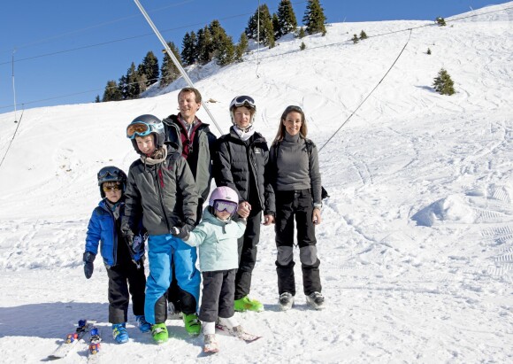 Le prince Joachim de Danemark avec son épouse la princesse Marie et ses enfants Nikolai, Felix, Henrik et Athena aux sports d'hiver à Villars-sur-Ollon en Suisse le 10 février 2015