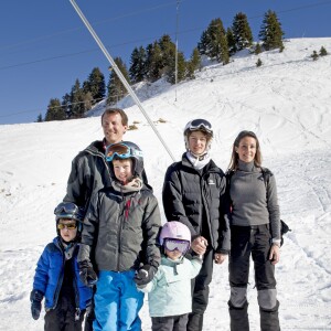 Le prince Joachim de Danemark avec son épouse la princesse Marie et ses enfants Nikolai, Felix, Henrik et Athena aux sports d'hiver à Villars-sur-Ollon en Suisse le 10 février 2015