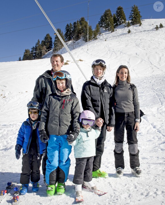 Le prince Joachim de Danemark avec son épouse la princesse Marie et ses enfants Nikolai, Felix, Henrik et Athena aux sports d'hiver à Villars-sur-Ollon en Suisse le 10 février 2015