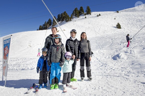Le prince Joachim de Danemark avec son épouse la princesse Marie et ses enfants Nikolai, Felix, Henrik et Athena aux sports d'hiver à Villars-sur-Ollon en Suisse le 10 février 2015