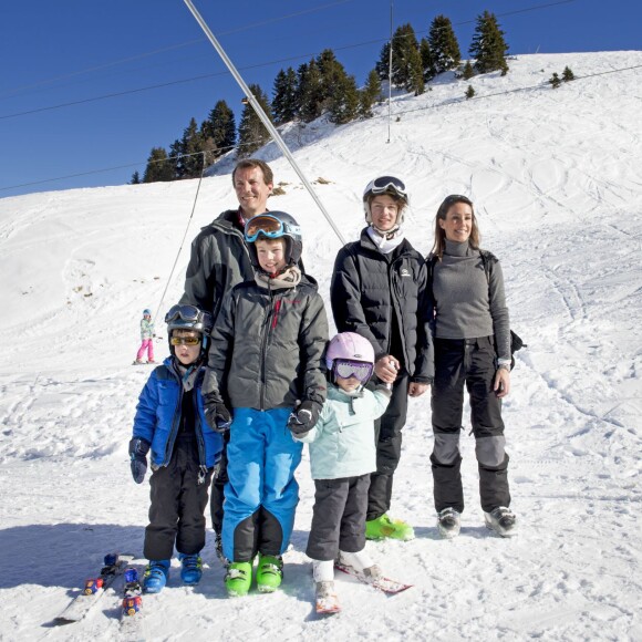 Le prince Joachim de Danemark avec son épouse la princesse Marie et ses enfants Nikolai, Felix, Henrik et Athena aux sports d'hiver à Villars-sur-Ollon en Suisse le 10 février 2015