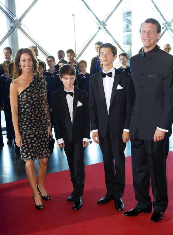 Le prince Joachim de Danemark et la princesse Marie avec les princes Nikolai et Felix lors d'un concert à l'occasion des 80 ans du prince Henrik à Copenhague le 1er juin 2014.