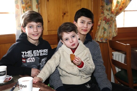 Felix, Henrik et Nikolai de Danemark, fils du prince Joachim, en famille aux sports d'hiver le 13 février 2014 à Villars-sur-Ollon.