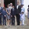 Martin Jorgensen, le prince Felix, la comtesse Alexandra, le prince consort Henrik, le prince Nikolai, le prince Joachim, la reine Margrethe II, le prince Henrik et la princesse Marie le 18 mai 2013 au château de Fredensborg lors de la confirmation du prince Nikolai.