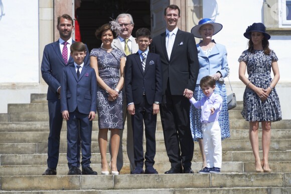 Martin Jorgensen, le prince Felix, la comtesse Alexandra, le prince consort Henrik, le prince Nikolai, le prince Joachim, la reine Margrethe II, le prince Henrik et la princesse Marie le 18 mai 2013 au château de Fredensborg lors de la confirmation du prince Nikolai.
