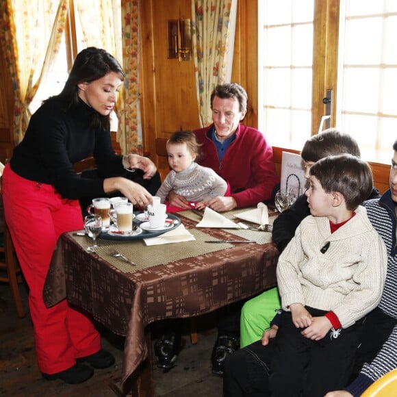 Joachim et Marie de Danemark en famille aux sports d'hiver avec Nikolai, Felix, Henrik et Athena, le 13 février 2014 à Villars-sur-Ollon.