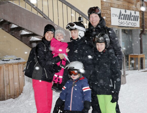 Joachim et Marie de Danemark en famille aux sports d'hiver avec Nikolai, Felix, Henrik et Athena, le 13 février 2014 à Villars-sur-Ollon.