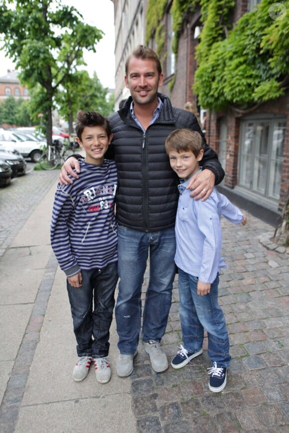 Le prince Nikolai et le prince Felix de Danemark déposés à l'école Krebs de Copenhague par leur beau-père Martin Jorgensen le 29 juin 2012