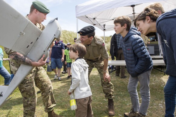 Le prince Joachim de Danemark était accompagné de ses fils Nikolai, Felix et Henrik le 28 juin 2015 lors d'une visite du camp d'entraînement militaire d'Oksboel.