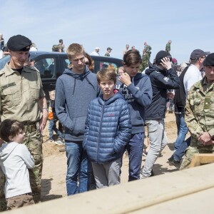 Le prince Joachim de Danemark était accompagné de ses fils Nikolai, Felix et Henrik le 28 juin 2015 lors d'une visite du camp d'entraînement militaire d'Oksboel.