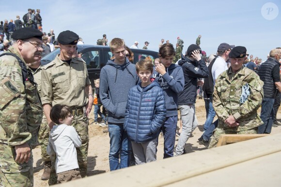 Le prince Joachim de Danemark était accompagné de ses fils Nikolai, Felix et Henrik le 28 juin 2015 lors d'une visite du camp d'entraînement militaire d'Oksboel.