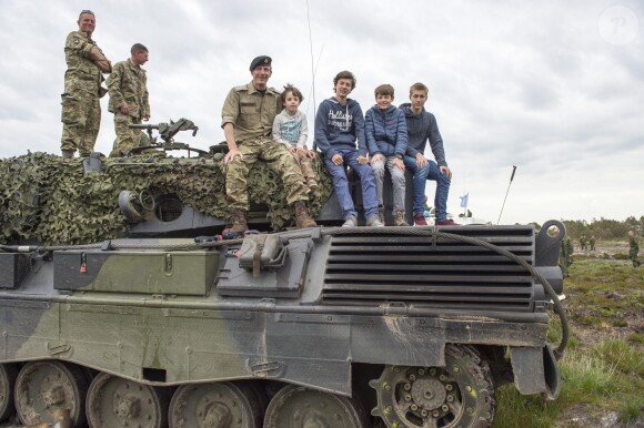 Le prince Joachim de Danemark était accompagné de ses fils Nikolai, Felix et Henrik le 28 juin 2015 lors d'une visite du camp d'entraînement militaire d'Oksboel.