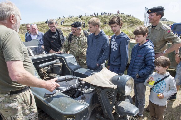 Le prince Joachim de Danemark était accompagné de ses fils Nikolai, Felix et Henrik le 28 juin 2015 lors d'une visite du camp d'entraînement militaire d'Oksboel.