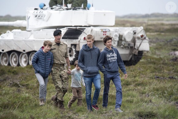 Le prince Joachim de Danemark était accompagné de ses fils Nikolai, Felix et Henrik le 28 juin 2015 lors d'une visite du camp d'entraînement militaire d'Oksboel.