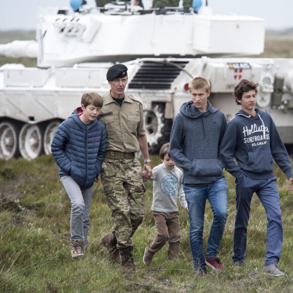 Le prince Joachim de Danemark était accompagné de ses fils Nikolai, Felix et Henrik le 28 juin 2015 lors d'une visite du camp d'entraînement militaire d'Oksboel.