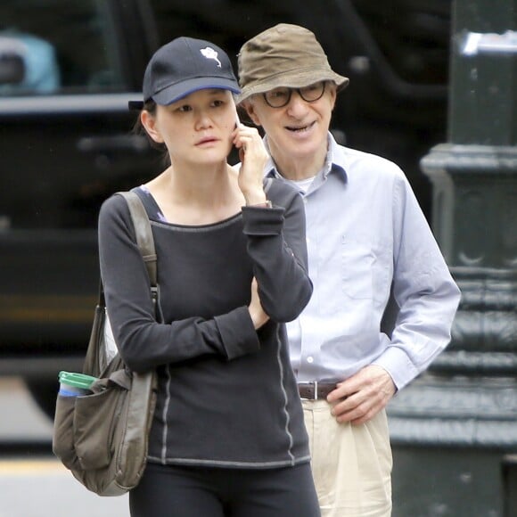 Woody Allen et sa femme Soon-Yi Previn se promènent dans les rues de New York le 18 juin 2015.