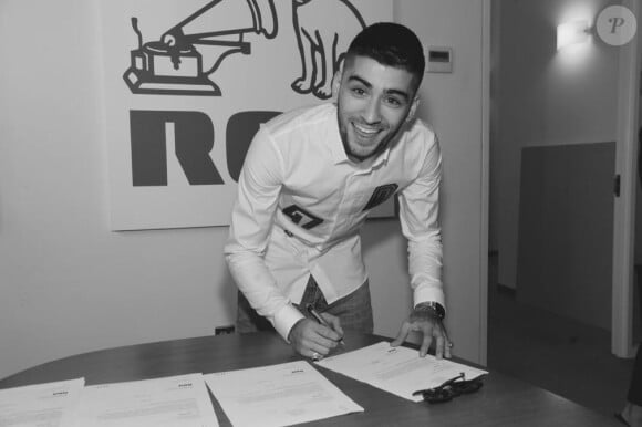 Zayn Malik signe son contrat avec RCA Records, juillet 2015