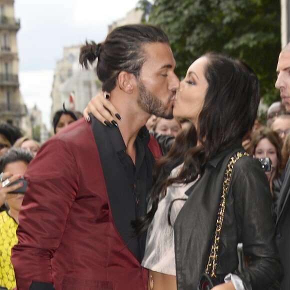 Nabilla Benattia embrasse son compagnon Thomas, lorsqu'elle arrive au defile de mode Jean-Paul Gaultier à Paris, le 3 juillet 2013.
