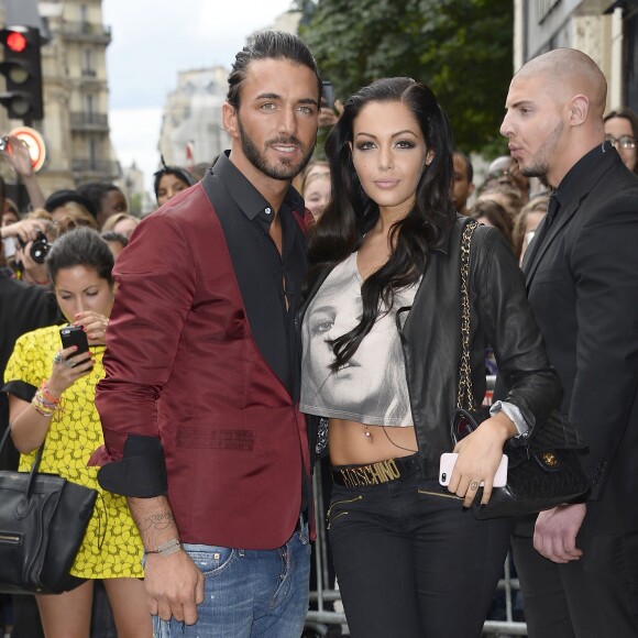 Nabilla Benattia embrasse son compagnon Thomas, lorsqu'elle arrive au defile de mode Jean-Paul Gaultier à Paris, le 3 juillet 2013.