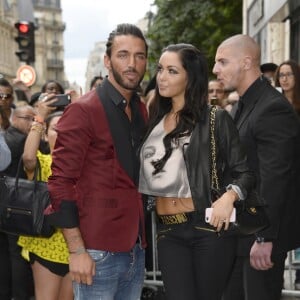 Nabilla Benattia embrasse son compagnon Thomas, lorsqu'elle arrive au defile de mode Jean-Paul Gaultier à Paris, le 3 juillet 2013.