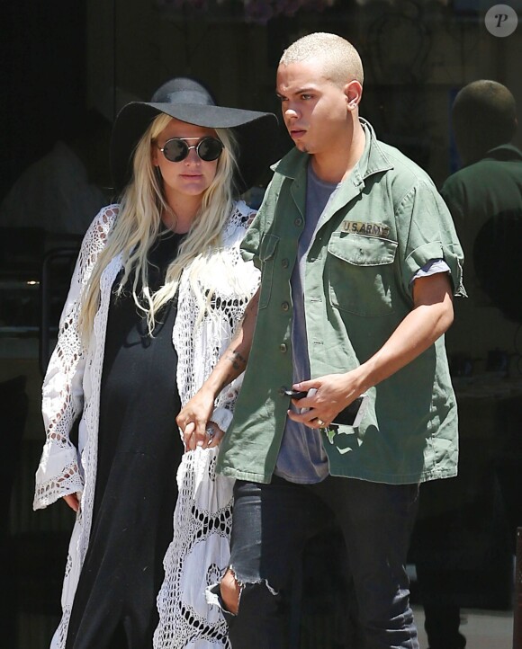 Ashlee Simpson très enceinte va déjeuner au restaurant japonais avec son mari Evan Ross à Studio City, le 22 juin 2015.