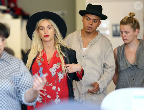 Ashlee Simpson, enceinte, fait du shopping dans un magasin pour enfants avec son mari Evan Ross à Los Angeles, le 20 mai 2015