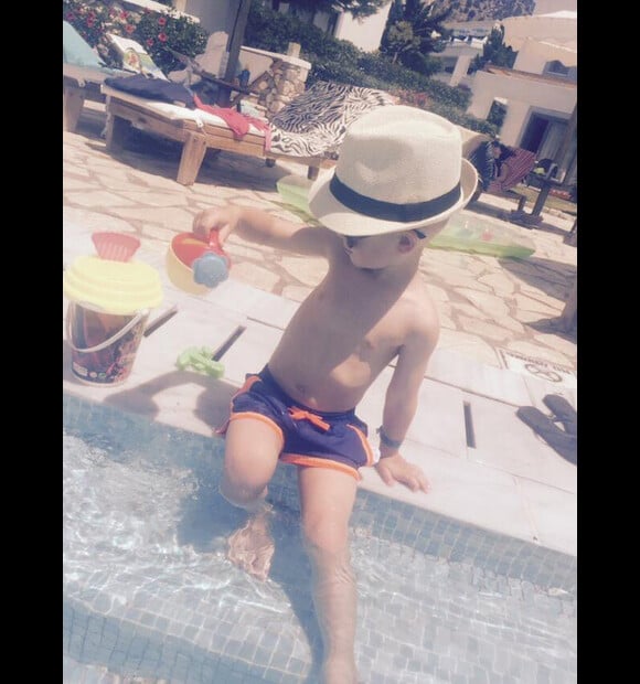 Amélie Neten a posté quelques photos de vacances de son petit Hugo, sur Twitter, fin juillet 2015.