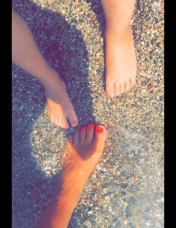 Amélie Neten a posté quelques photos de vacances de son petit Hugo, sur Twitter, fin juillet 2015.
