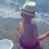 Amélie Neten a posté quelques photos de vacances de son petit Hugo, sur Twitter, fin juillet 2015.