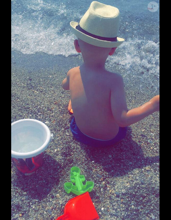 Amélie Neten a posté quelques photos de vacances de son petit Hugo, sur Twitter, fin juillet 2015.
