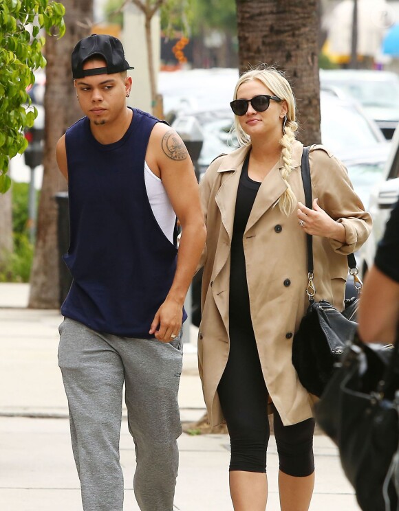 Ashlee Simpson, très enceinte, et son mari Evan Ross à la sortie de leur cours de gym à Studio City, le 13 mai 2015