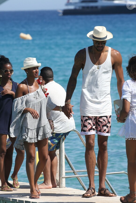 Tyson Chandler, la star des Suns de Phoenix, sa femme Kimberly et leurs amis au Club 55 de Saint-Tropez, le 30 juillet 2015