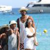 Selfie souvenir pour Tyson Chandler, la star des Suns de Phoenix, sa femme Kimberly et leurs amis au Club 55 de Saint-Tropez, le 30 juillet 2015