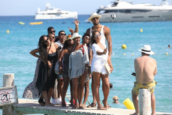 Tyson Chandler, la star des Suns de Phoenix, avec sa femme Kimberly et leurs amis sur le ponton du Club 55 de Saint-Tropez, le 30 juillet 2015