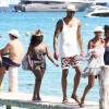 Tyson Chandler, des Phoenix Suns, avec son épouse Kimberly et leurs amis au Club 55 de Saint-Tropez, le 30 juillet 2015