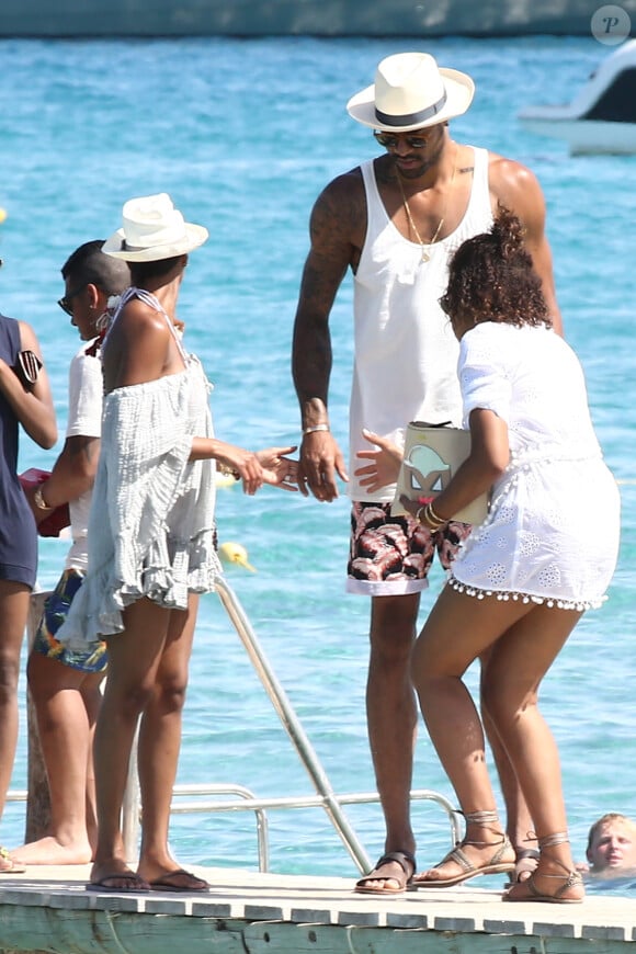 Tyson Chandler, des Phoenix Suns, avec son épouse Kimberly et leurs amis au Club 55 de Saint-Tropez, le 30 juillet 2015