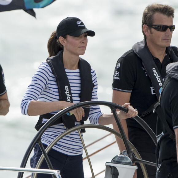 Kate Middleton, duchesse de Cambridge, à Auckland le 11 avril 2014 lors d'une course nautique dans le cadre de sa tournée officielle en Nouvelle-Zélande avec le prince William.