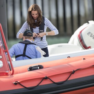 Kate Middleton, duchesse de Cambridge, à Auckland le 11 avril 2014 lors d'une course nautique dans le cadre de sa tournée officielle en Nouvelle-Zélande avec le prince William.