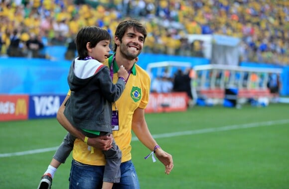 Kaka et son fils Luca à Sao Paulo le 12 juin 2014. 